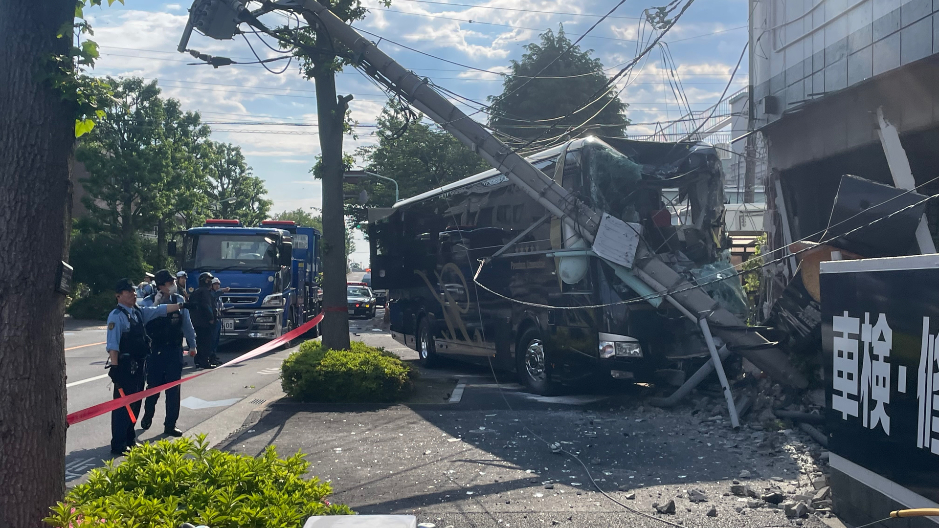 観光バスが電柱に突っ込み、電柱が傾く　運転手が一時運転席から出られなくなる 乗客なし　東京
