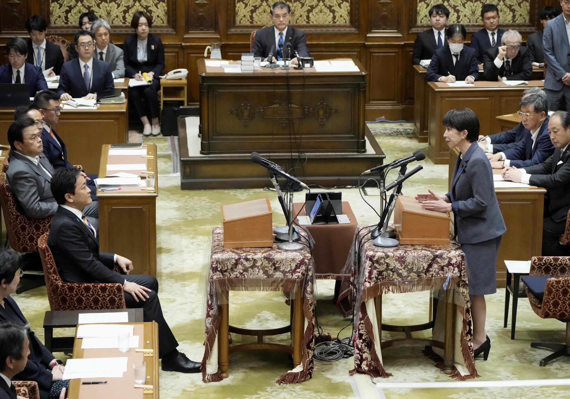 消費税ゼロ法案、提出明言　首相、夏以降「速やかに」
