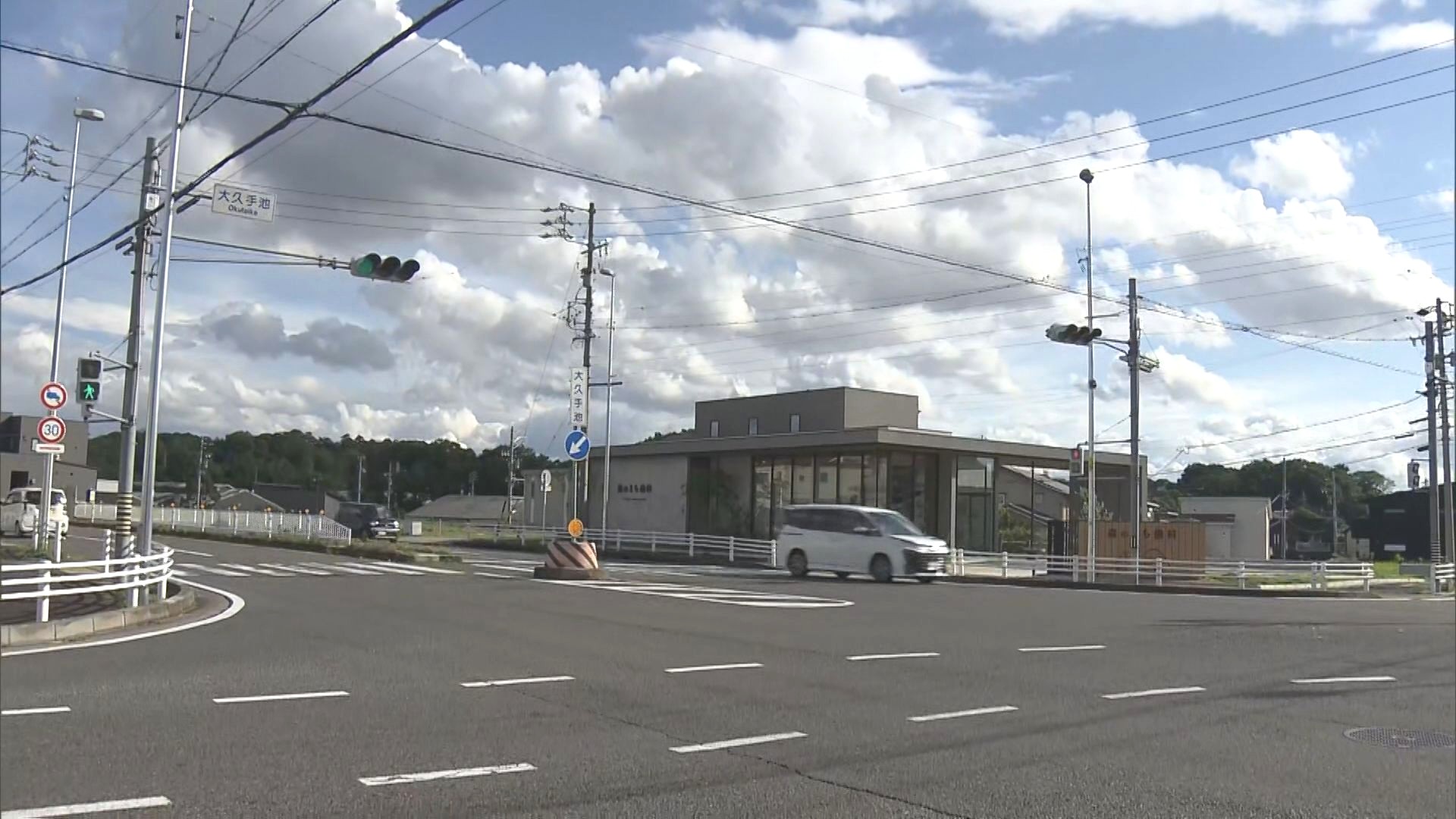 2人乗りバイクで信号無視繰り返し車と衝突 後ろに乗せた16歳少女など2人にケガさせた18歳男逮捕