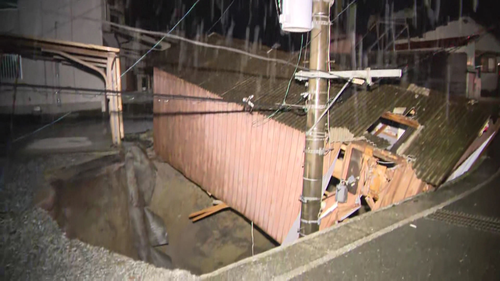 福岡県田川市の陥没現場で復旧工事続く　地下には石炭採掘による古い空洞
