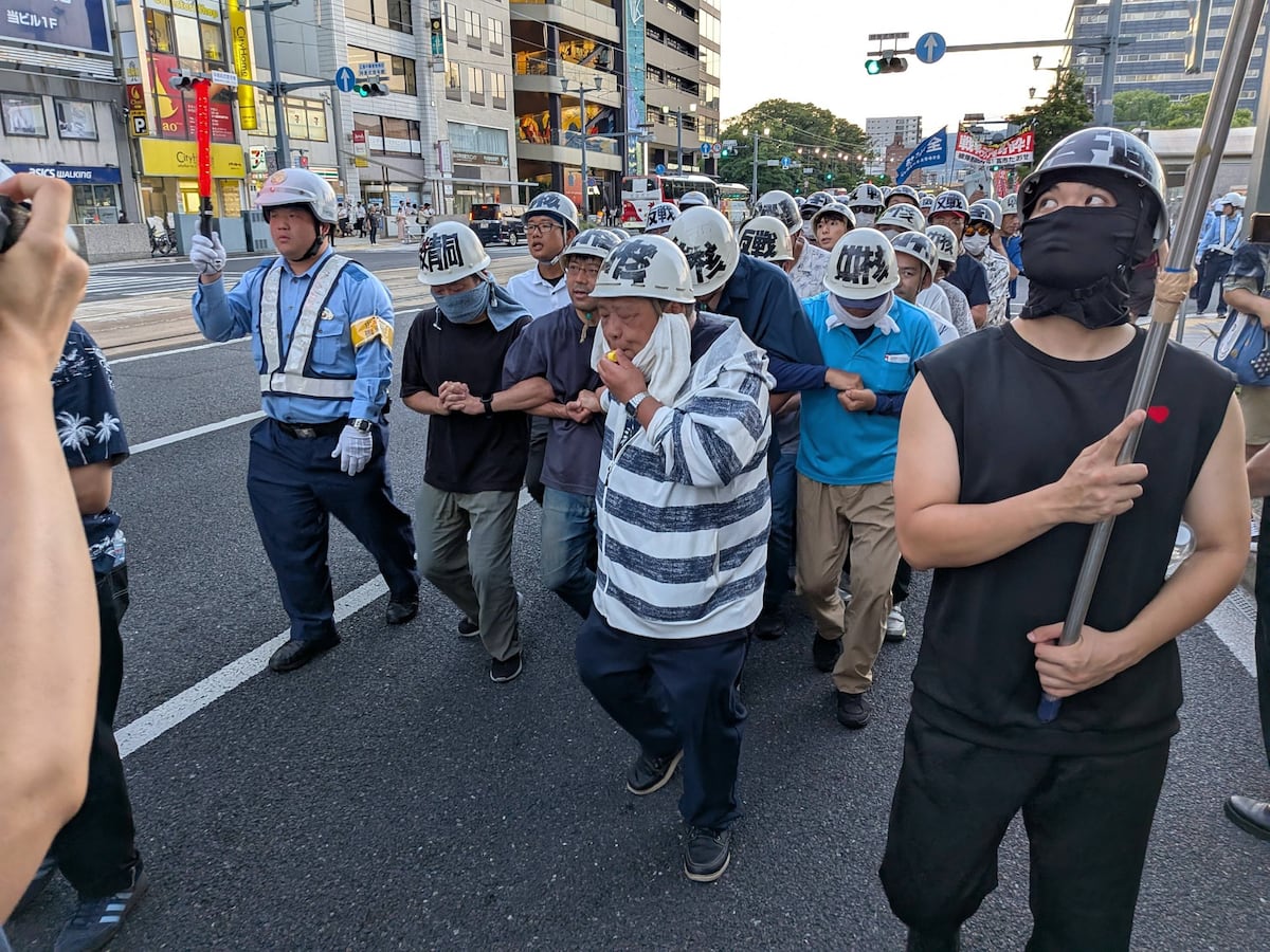 中核派活動家らが前夜集会「高市打倒、式典粉砕！」広島平和記念公園から隊列組みデモ行進