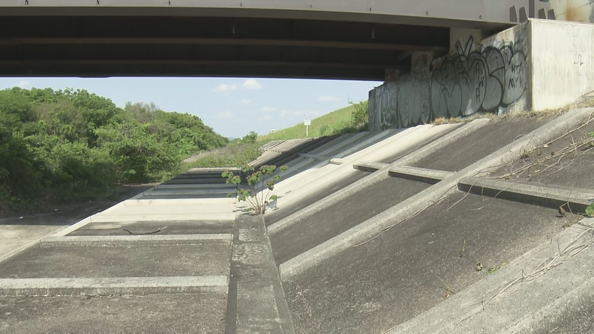 「橋にスプレーで落書き」と通報…逃げようとして警察官を突き飛ばした疑いで三等陸曹の男(28)逮捕