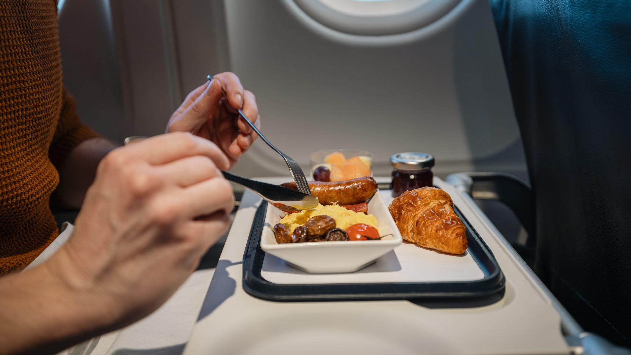日本の機内食もそこそこマズいと思う