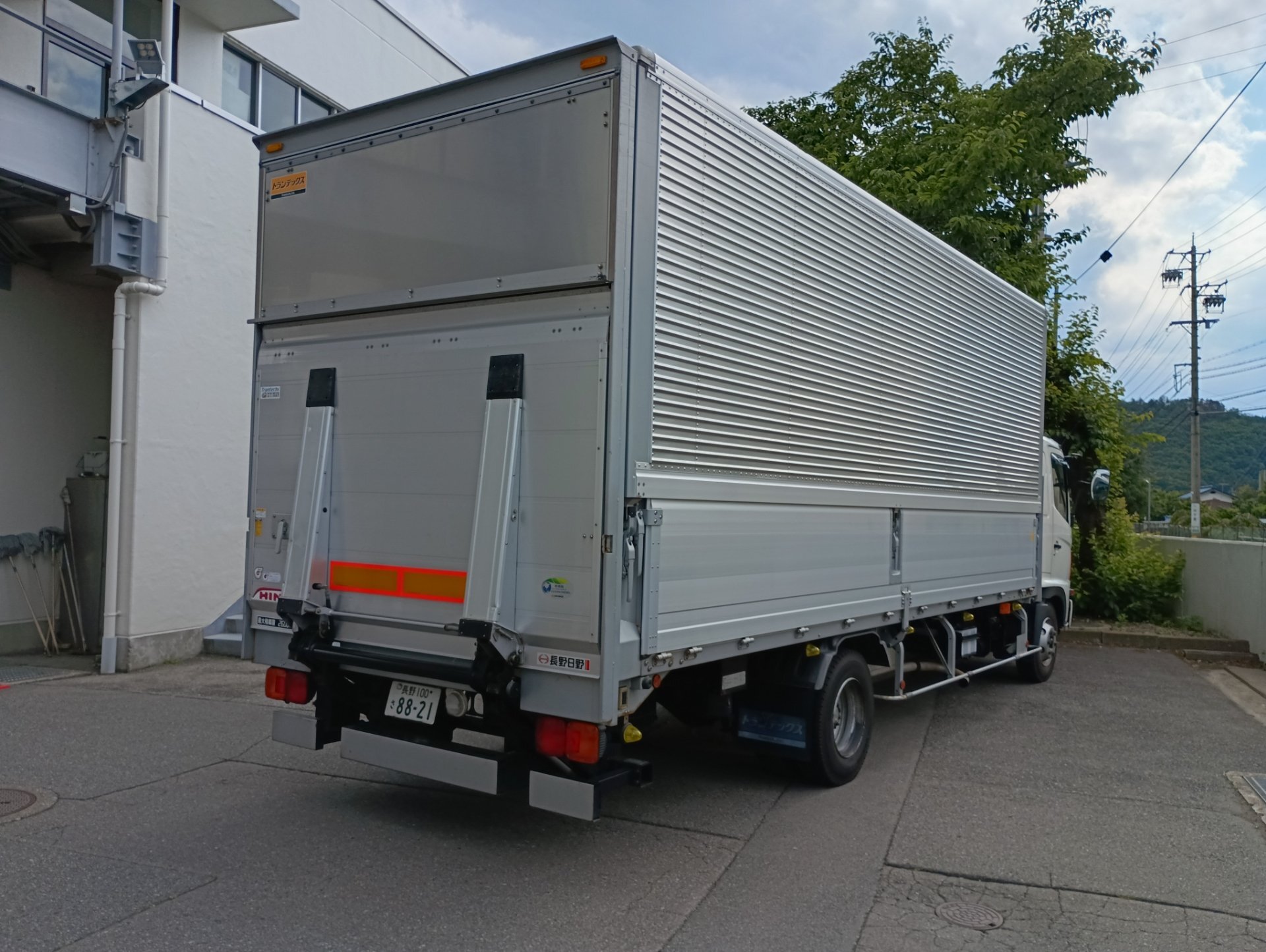 後退していたトラックを誘導中　トラックと車庫内のタイヤラックの間にはさまれ機動隊員死亡