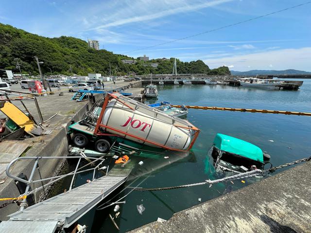 「ただ助けたい一心」81歳、海に飛び込み転落車両から運転手救出  止血するなどの応急処置も