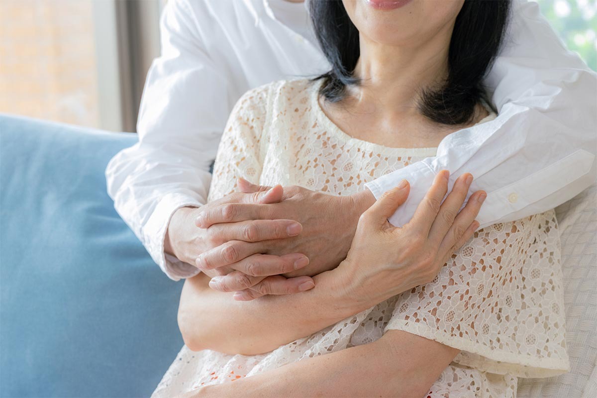 40～70代の男女に調査→《交際前のスキンシップ》どこまで？