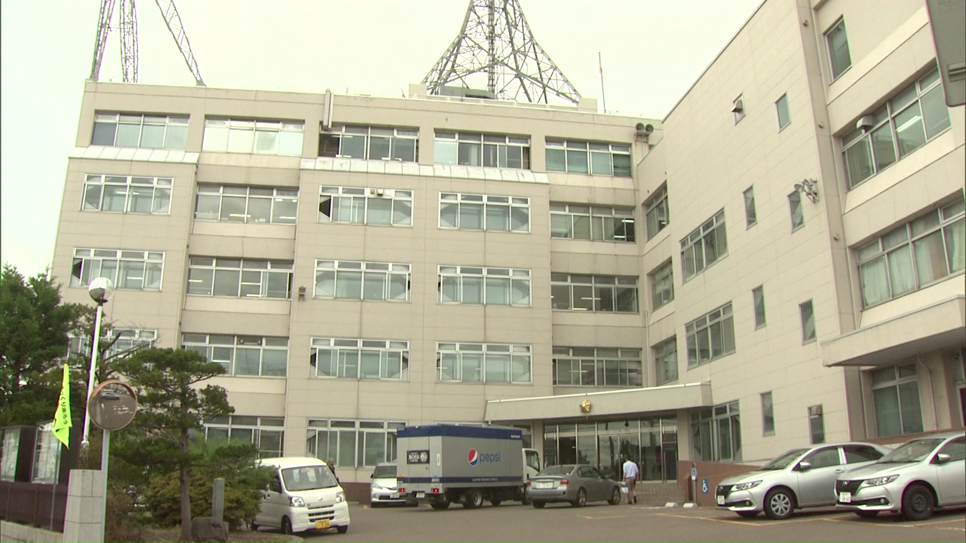 「携帯出せ！服脱げ！」10～20代男性3人を裸に…手足縛りバールや金属パイプで殴る　男ら3人逮捕