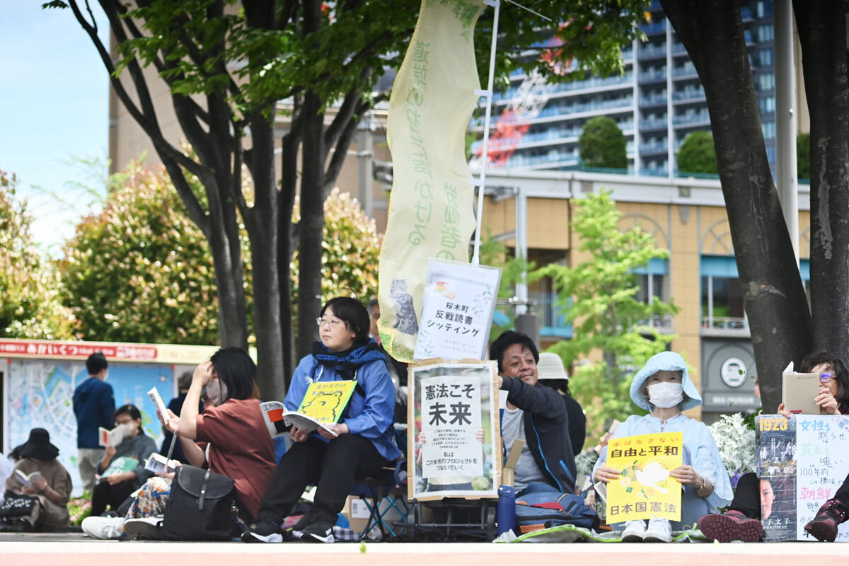 🤓本を片手に反戦アピール　横浜の桜木町駅前で７０人が「読書会」