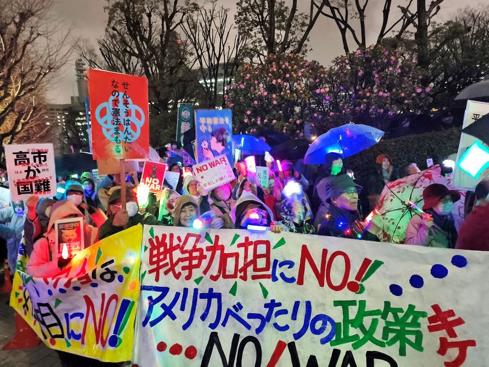 「高市首相にNO！ 戦争加担にNO！」　国会前に2万4000人集結で反戦デモ
