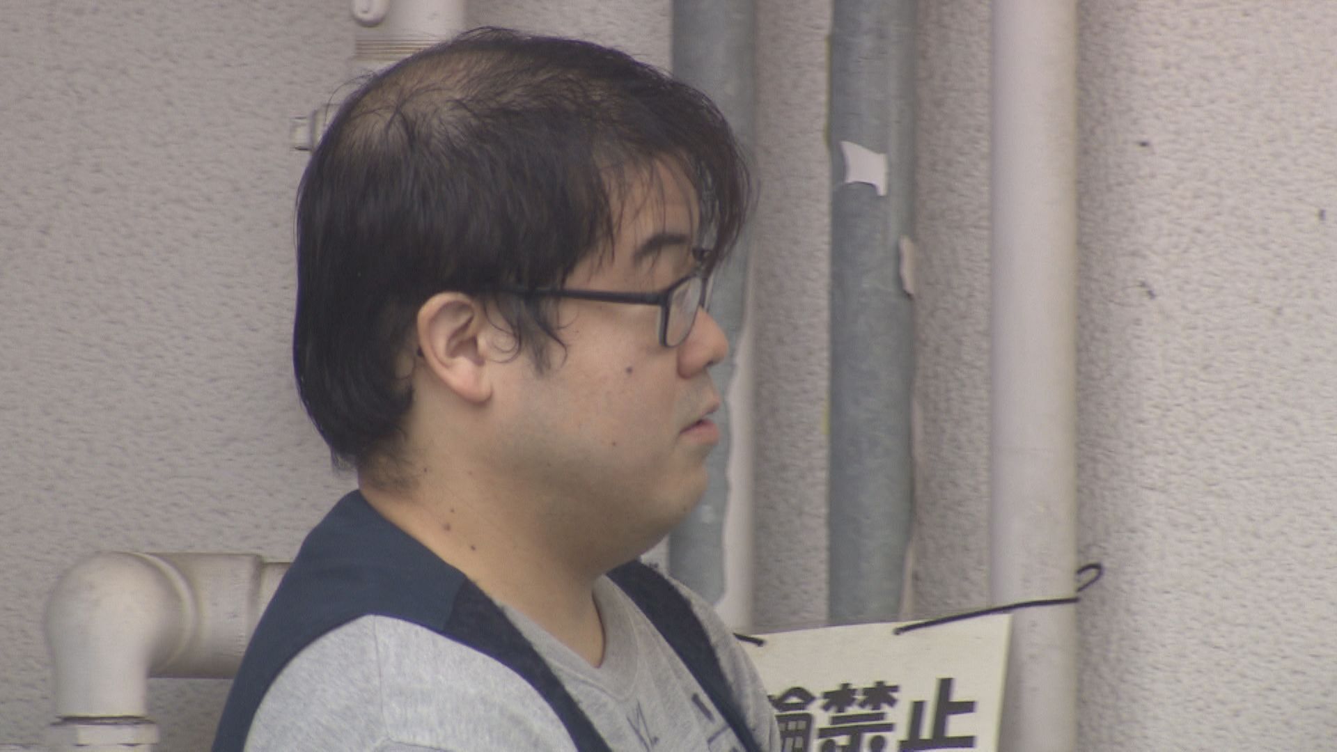 女子高生のカバンを手術用のハサミで切り裂き中から汗で香しい体操服という宝物を盗んだハゲ