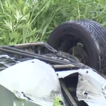 プリズナーno.6みたいな車に乗った車カスが街路灯に激突。橋から7m落ちて死亡w 北海道