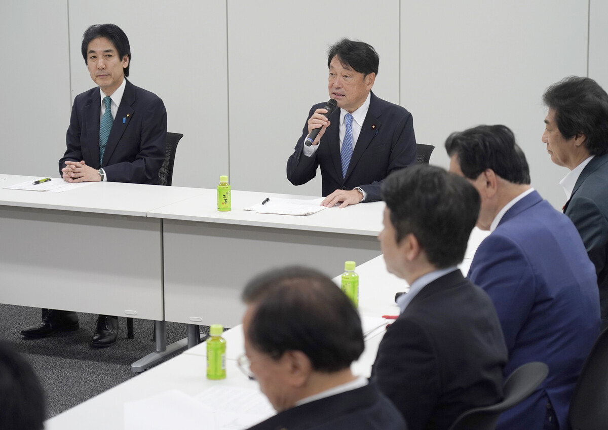 野党「消費税ゼロ！」自民「時間かかる、給付で」　1年後…自民「消費税1%」野党「給付にしろ！」