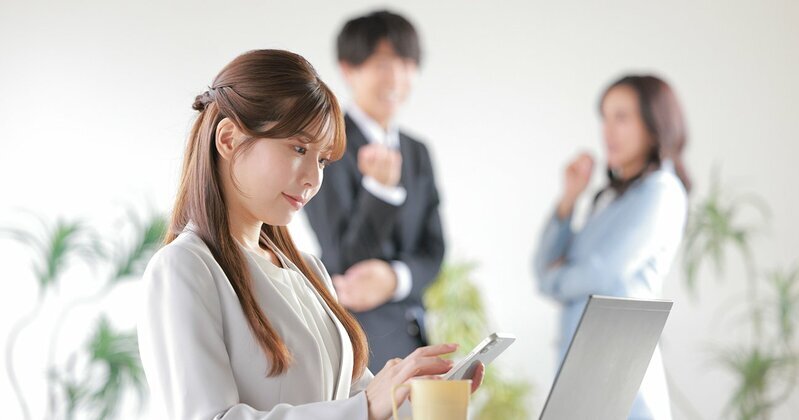 褒められるって、お前らが自分より偉い立場の人間を褒めてみろ？嫌な顔をするから。