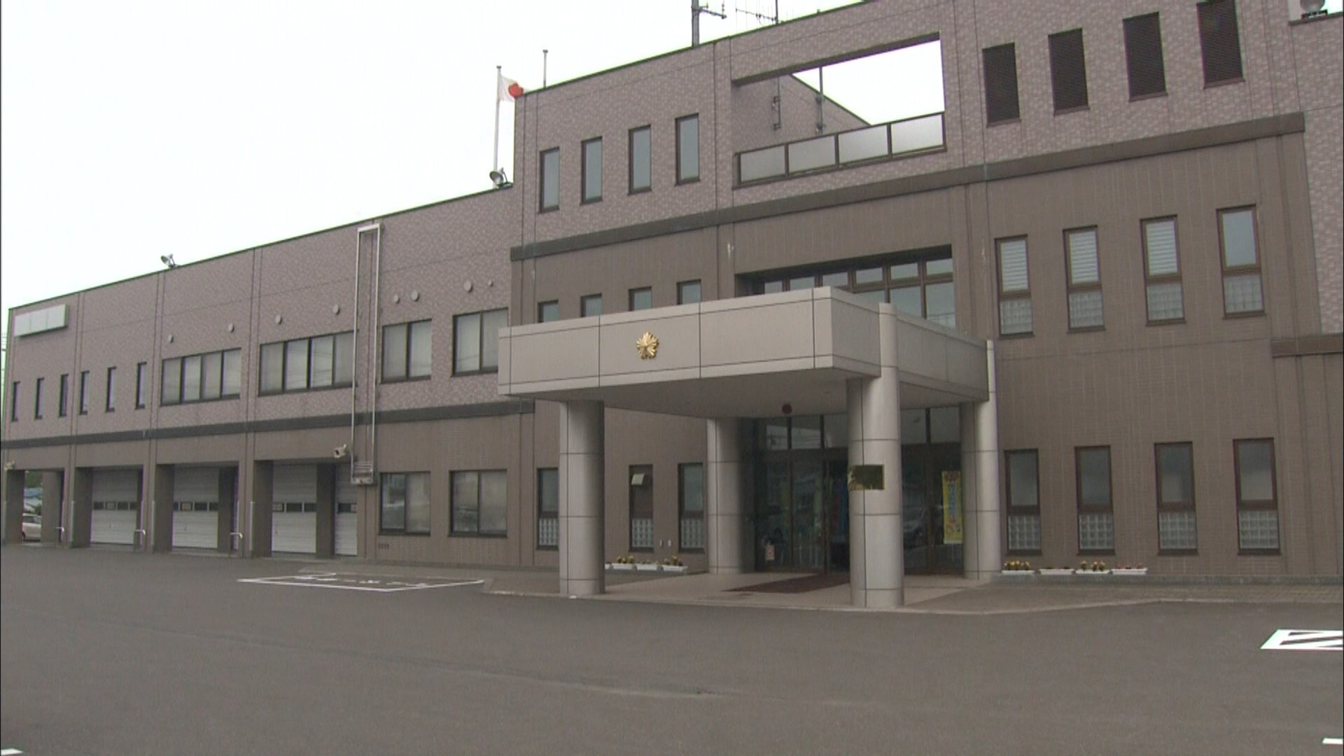 73歳男性、1520cc大型バイクを運転中にトラックと衝突して死亡