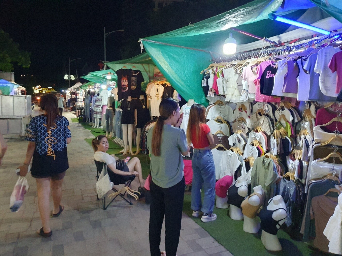 ラオスで日本の大量のおっさんが児童強姦で逮捕される