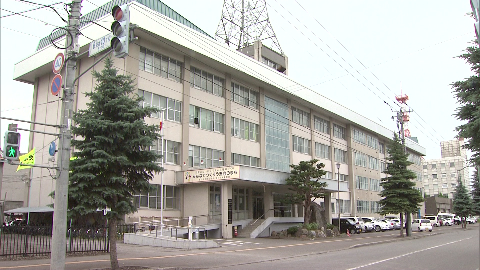 女性宅の玄関前に「プレゼント用の靴が入った紙袋」を置き、手紙を投函した疑い…38歳男逮捕