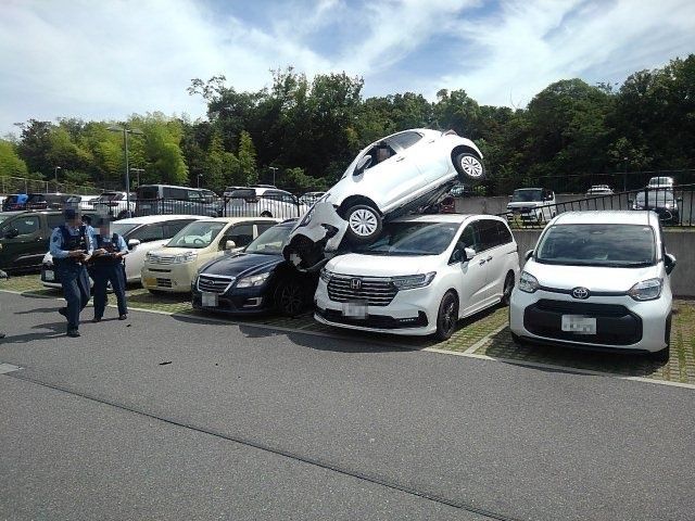 「車の上に車がのっている」70代女性がアクセルとブレーキを踏み間違えたか