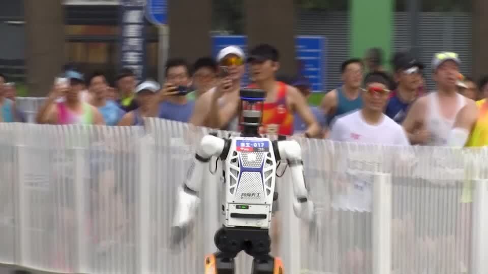 人型ロボット、ハーフマラソンで人間の世界記録を上回る。マラソン選手終了