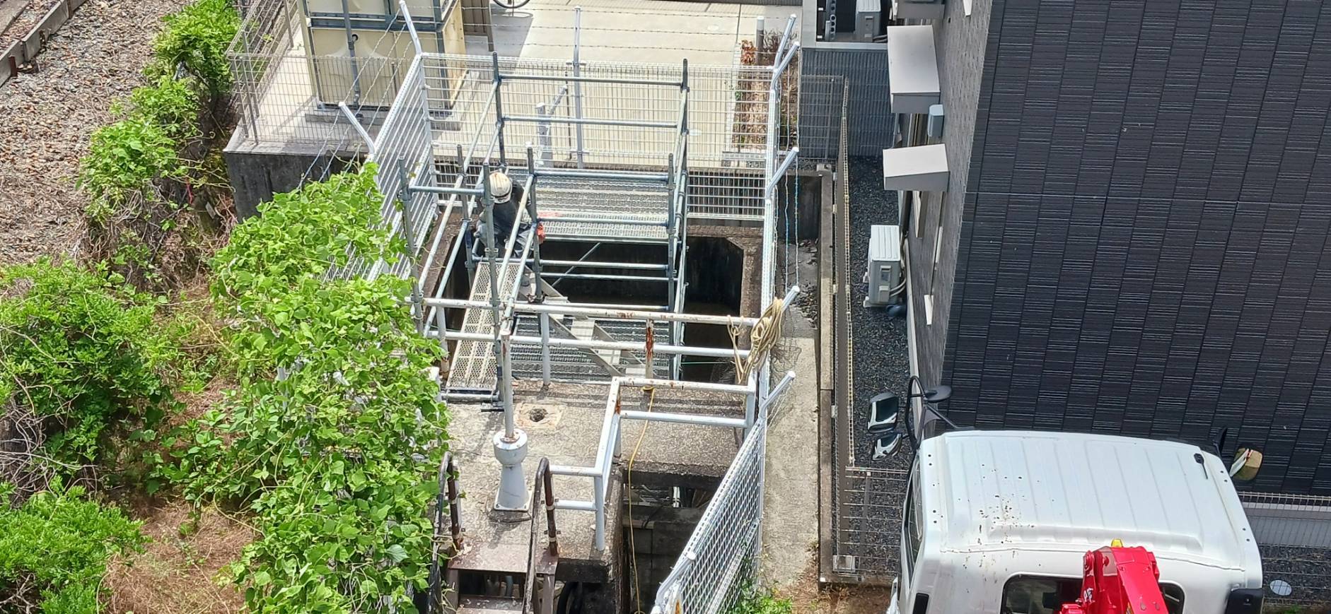 流し込んでいたセメントに巻き込まれて２人死亡