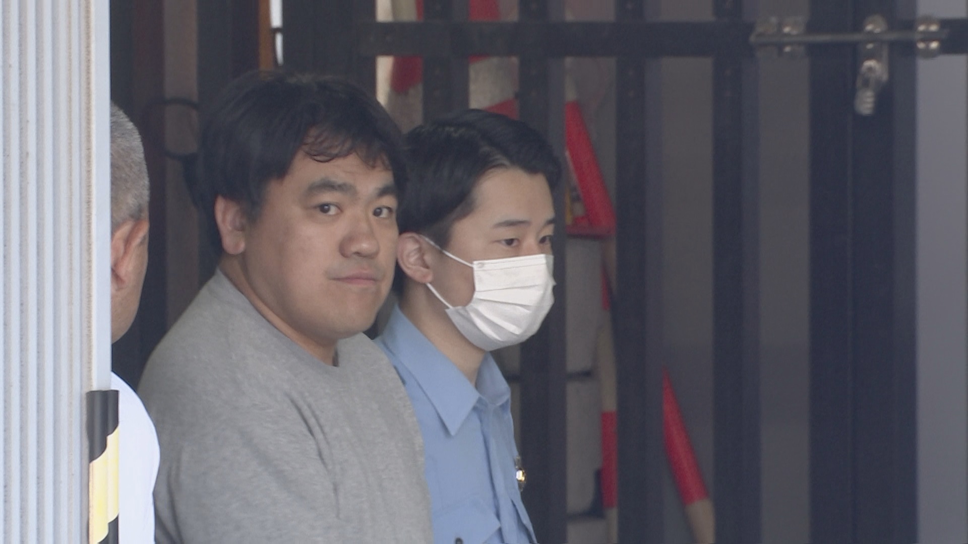 【画像】　女児の水筒にチンコを押し付け逮捕された教師、クシャおじ顔で連行　出所後の身バレ対策か