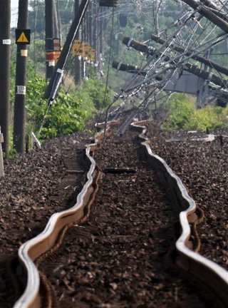 九州　線路ぐにゃあ