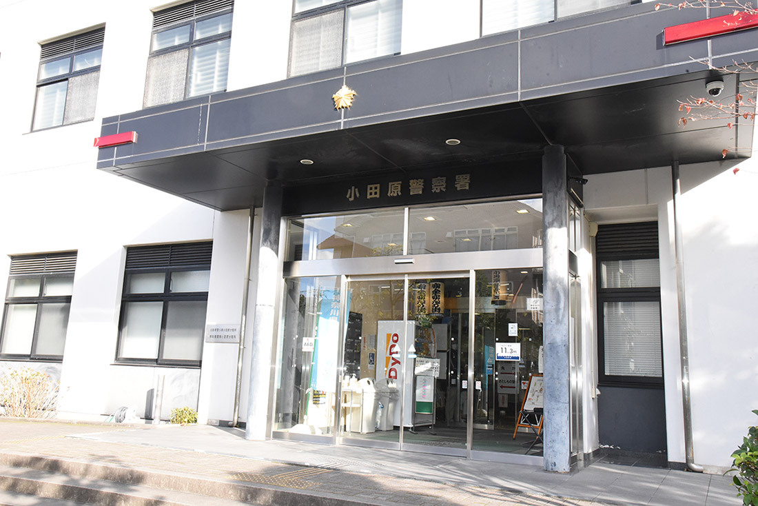 コンビニ店員の腕を傘でたたき、たばこ２箱奪う　無職の男(47)を現行犯逮捕