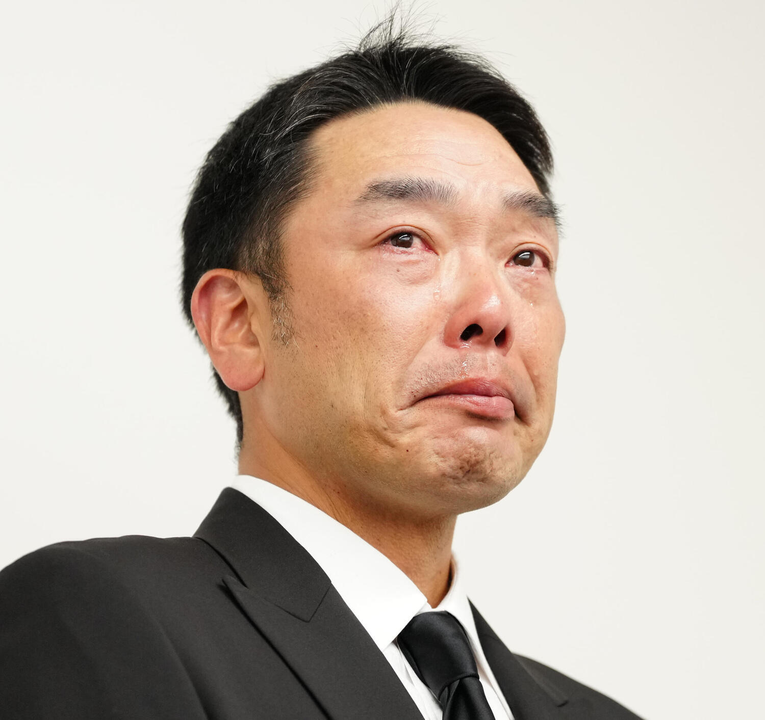 読売巨人　阿部慎之助容疑者の娘『父が手錠をかけられてパトカーで連行される姿を見て涙が出た』
