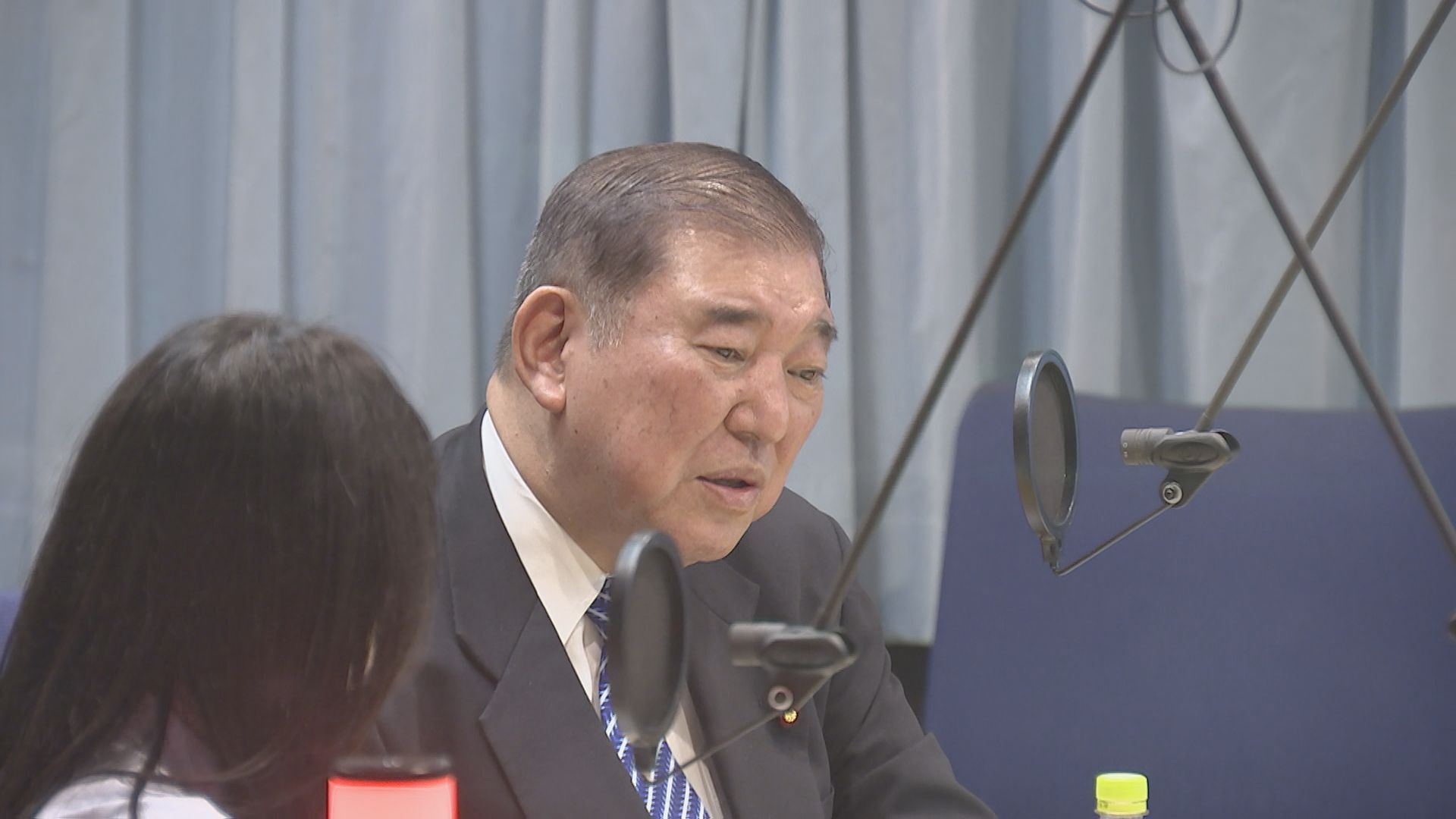 石破茂さんいつもの背後射撃
