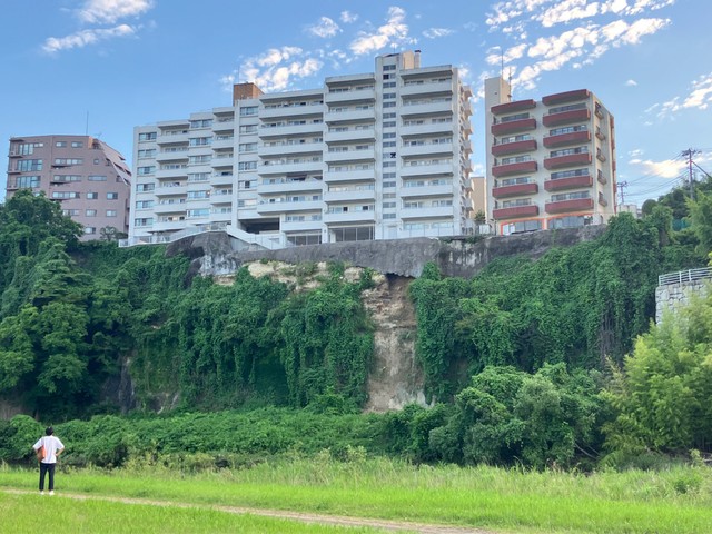 広瀬川沿いのマンション　土台のがけが幅１０ｍ高さ２０ｍに渡って崩落　仙台