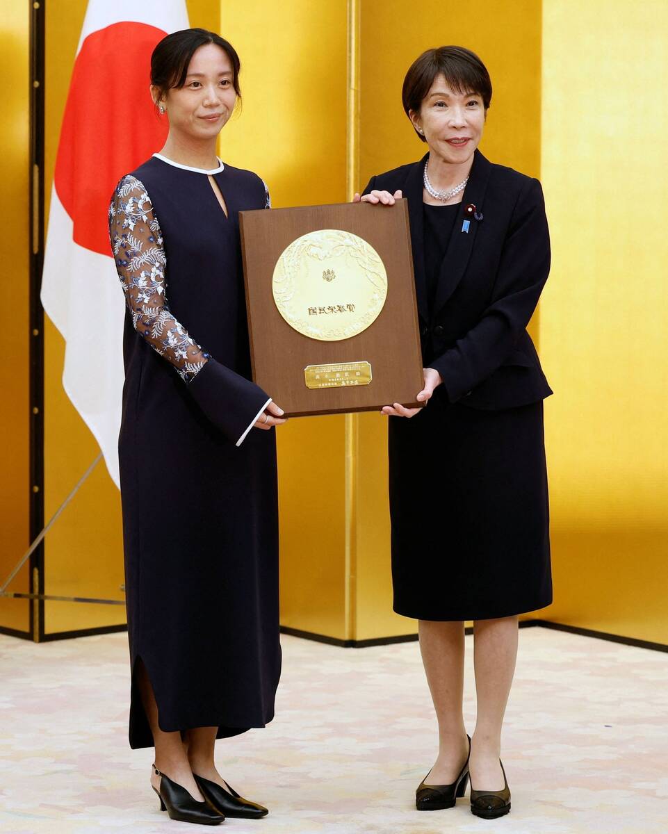 高木美穂さんに日本最高品質の包丁一生分が贈られる