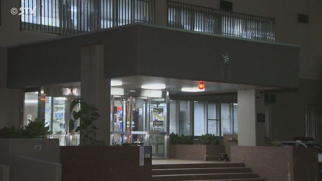 警察官が発砲　刃物持って近づく女に対し上空に威嚇射撃　女をその場で逮捕