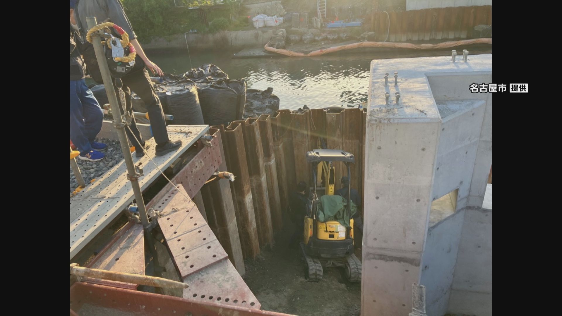 つり上げ中の小型の重機が落下し壁と挟まれる…　下で支えていた男性作業員（48）が死亡