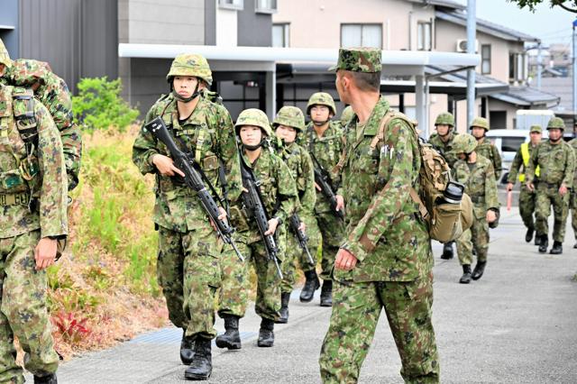 石川で陸自が小銃携行し市街地で行進訓練。パヨクが発狂
