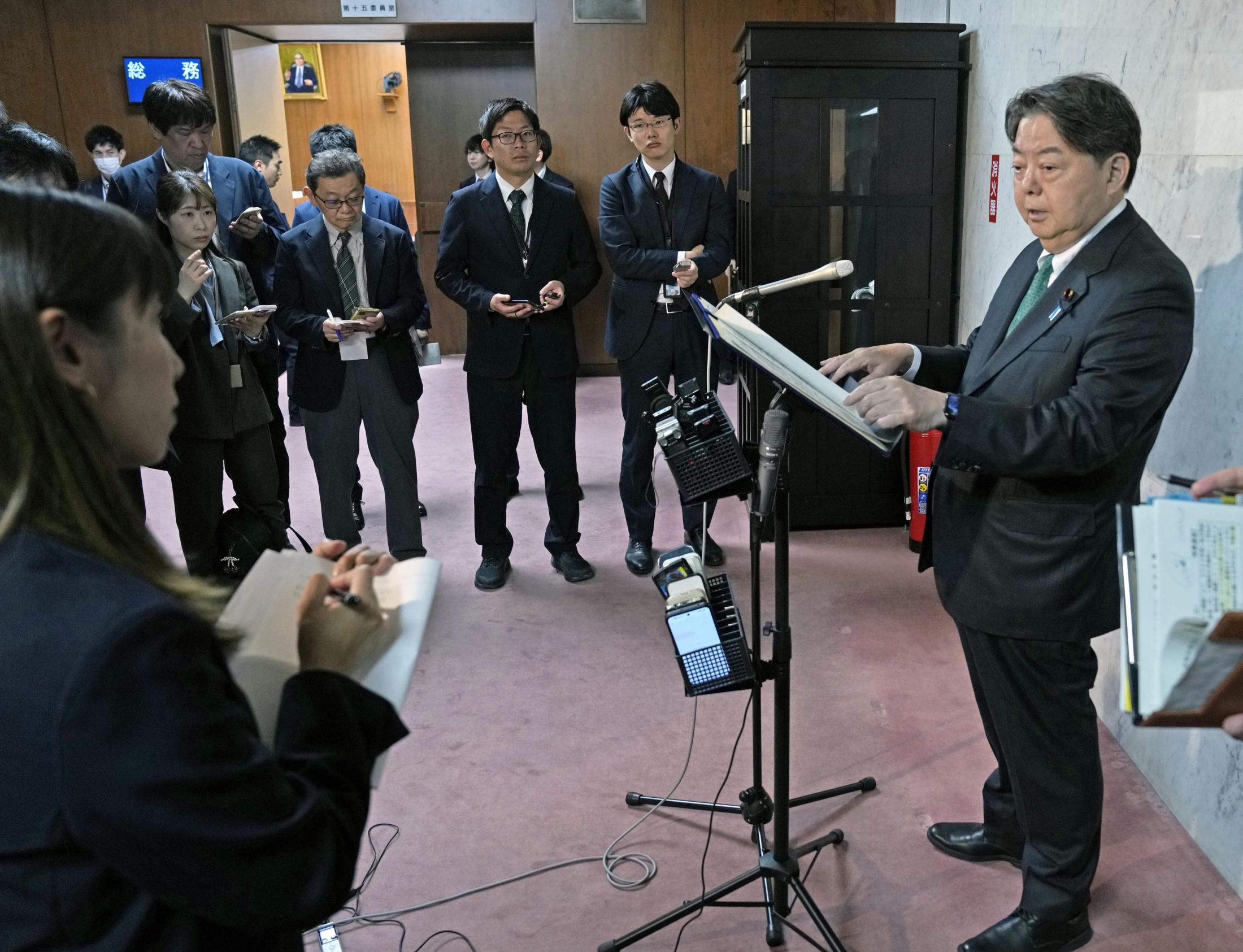 ふるさと納税仲介に1379億円　24年度手数料、引き下げ要請へ