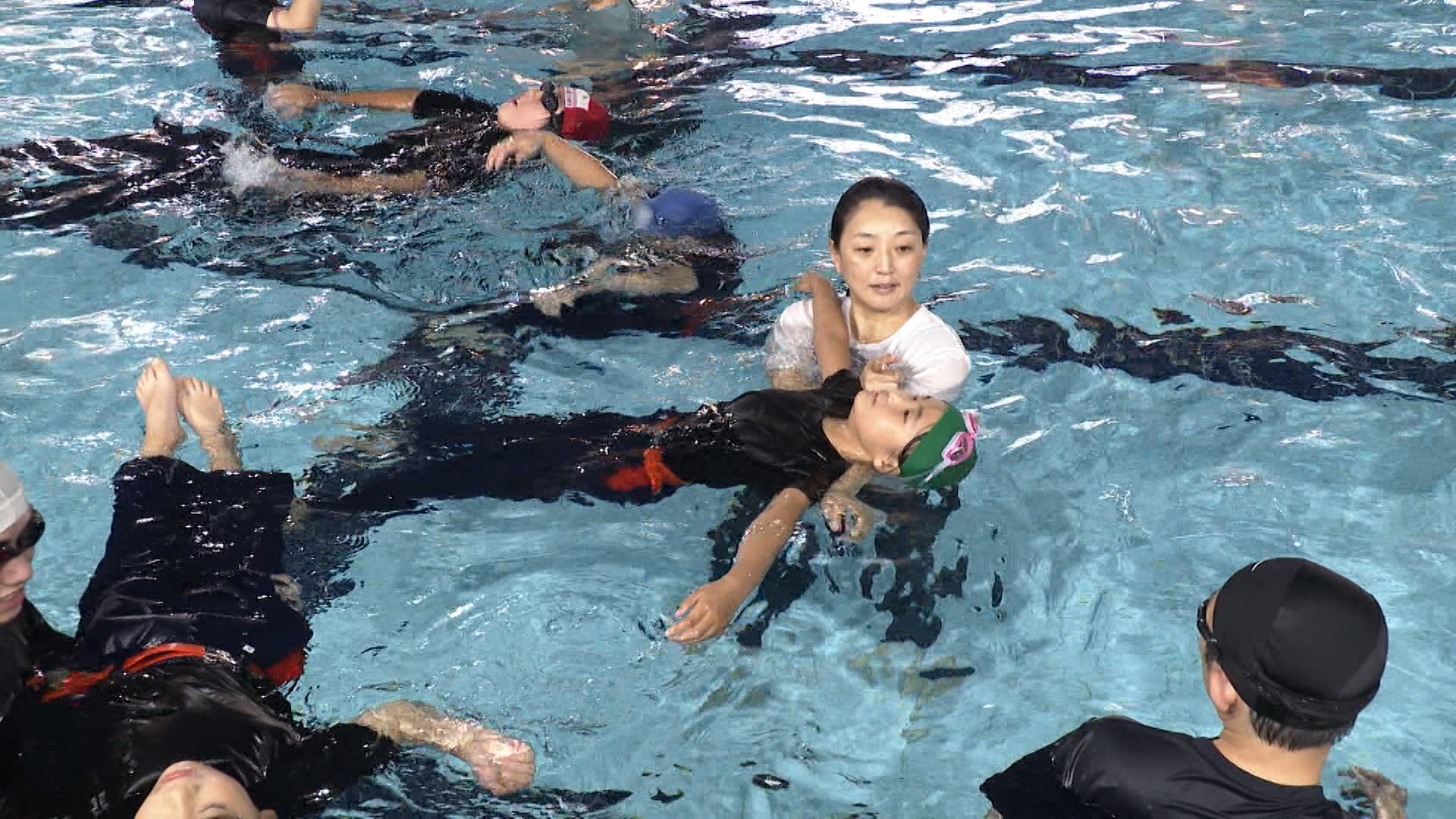 子どもたちに着衣水泳教室　邪魔な服を手早く脱ぐ脱衣水泳の方が合理的では？