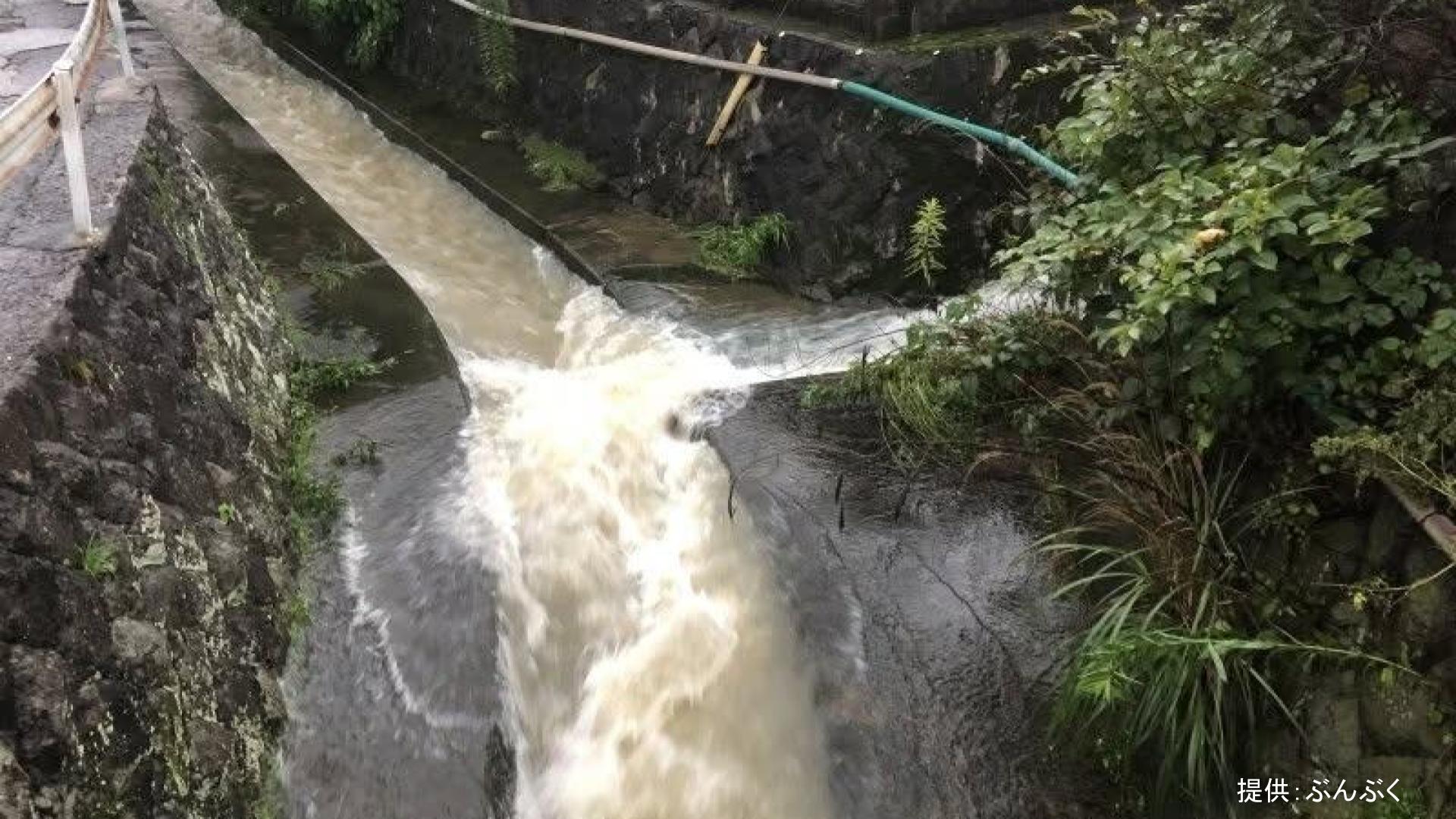 小学生男児　増水した川を覗き込み転落。1.2km流された先で見つかる。救助