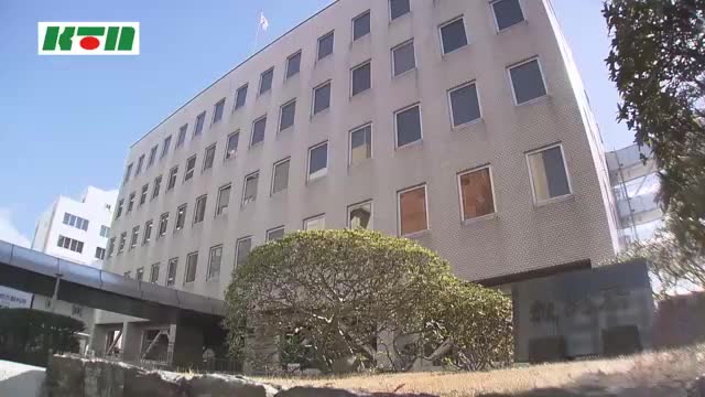 「女子生徒のシューズの匂いを嗅ぎたいという性的欲求を満たすため」拘禁刑1年6カ月を求刑