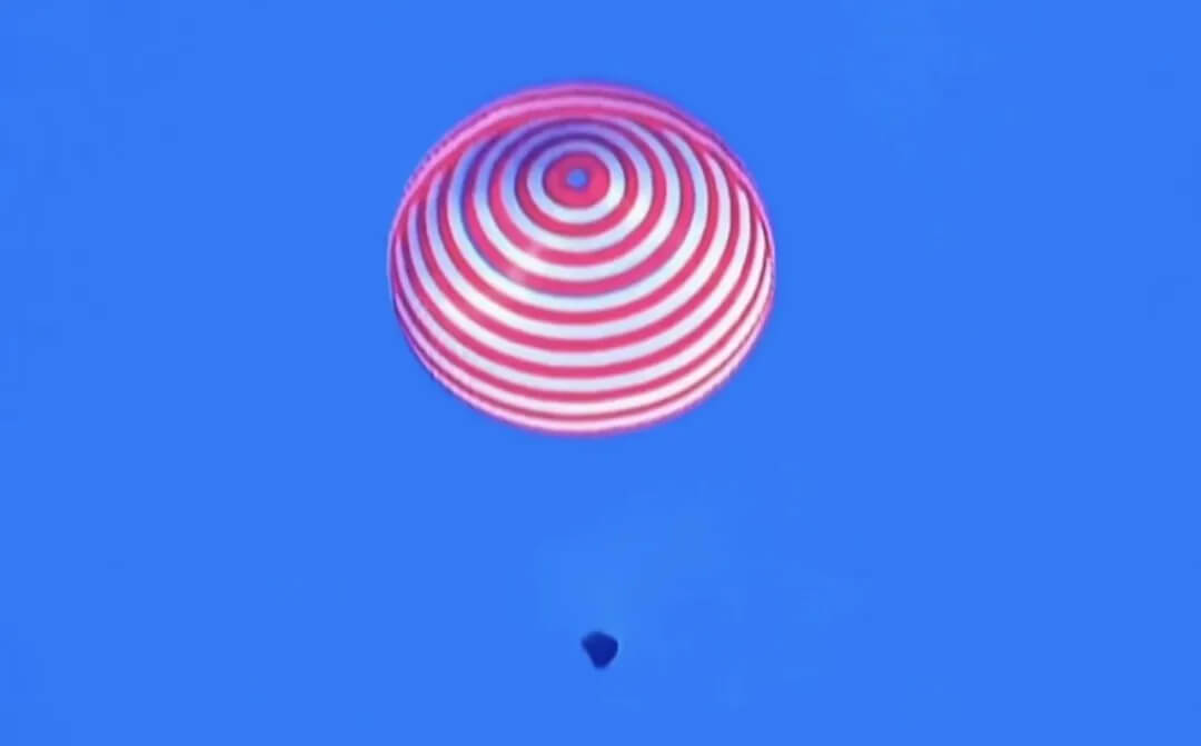 🇨🇳🚀中国の有人宇宙船「神舟22号」が「神舟21号」のクルーを乗せて地球に帰還