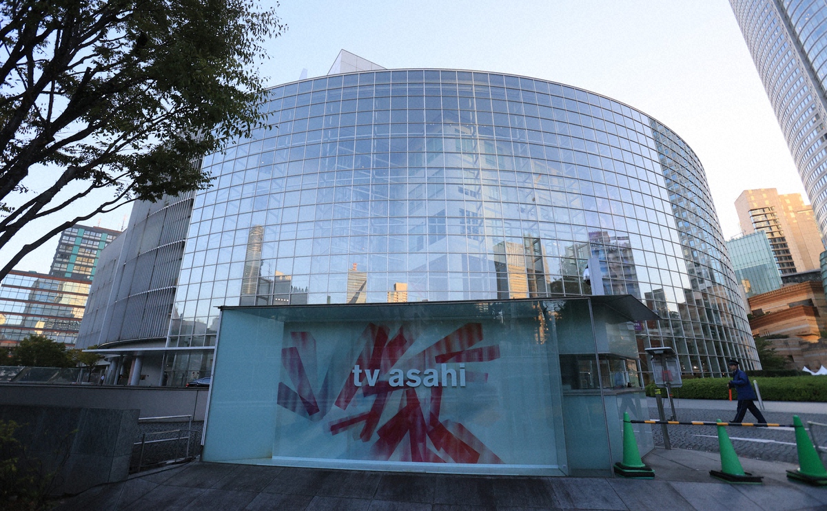 玉川徹氏、モーニングショーにて″倒れない″中国製ロボットを押し倒しポンコツである事を証明