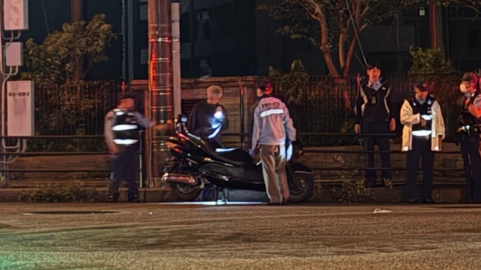 14歳から17歳がオートバイに3人乗り　パトカー振り切り逃走の末に転倒、女子中学生が顔面打撲