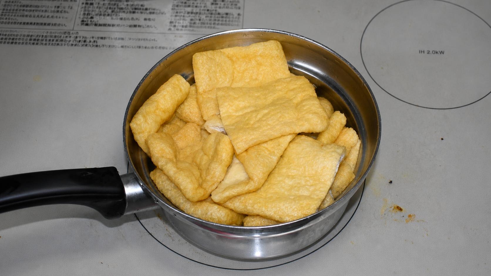 油揚げをガスレンジで炙って切って酢醤油で食べる