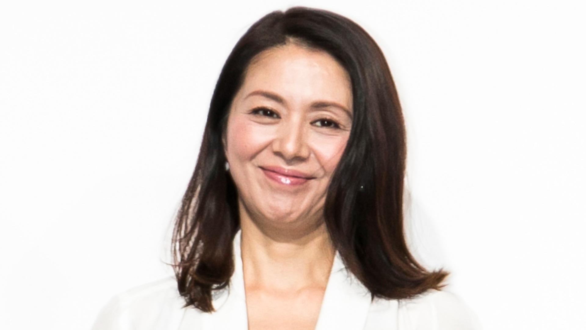 小泉今日子、ニュー速愛国者に一歩も引かない構え「戦争反対」と書かれた銀テープを放つ