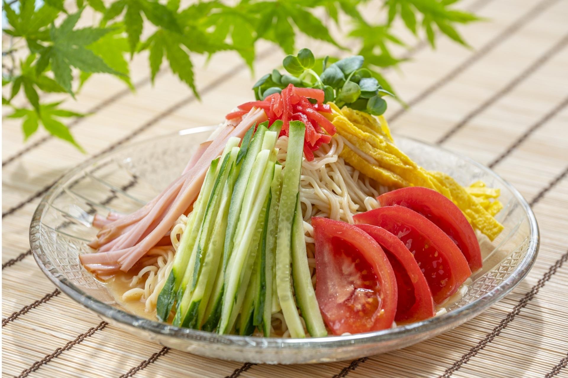 冷やし中華始めました　具はハム、錦糸玉子、きゅうり、トマトでよろしいでしょうか？