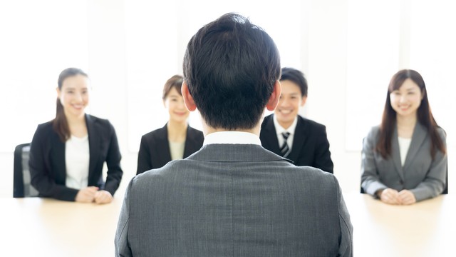 実際に店員や売り子の女性が美人で若いと売上が段違いに変わるらしいからな