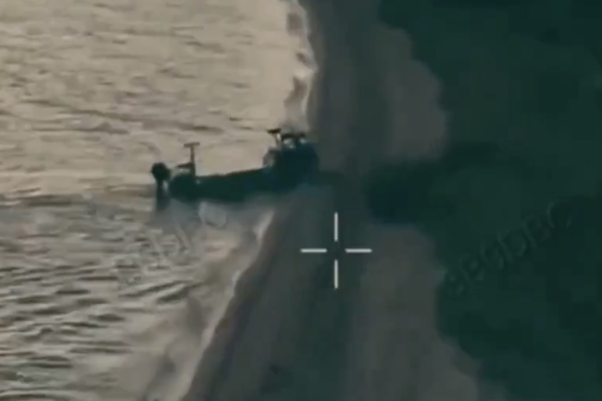 ウクライナがダダダダダダダダ星の地球侵略ロボット軍を上陸させる。自走しロシア畜に向けオート射撃