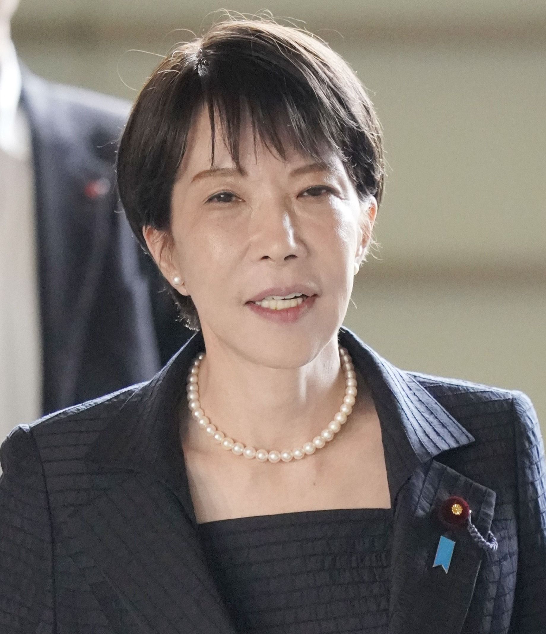 反高市首相の動画をスマホ20台で作りまくる　１日に動画を200〜300個投稿