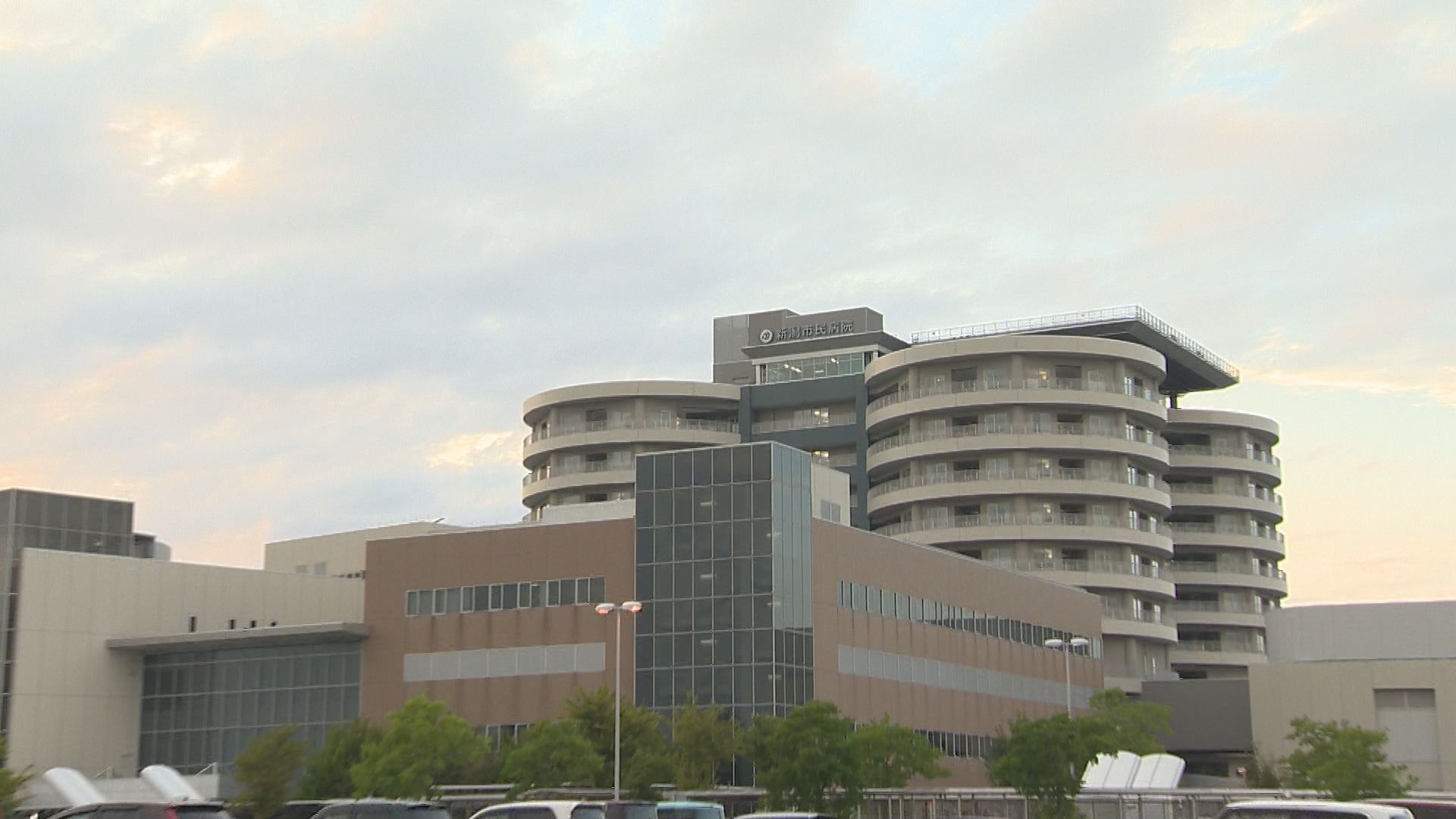 病院で洗髪用チェアに座り介助を受けていた70代女性が腰の骨を折る重傷　仰向けになった際に体が反る