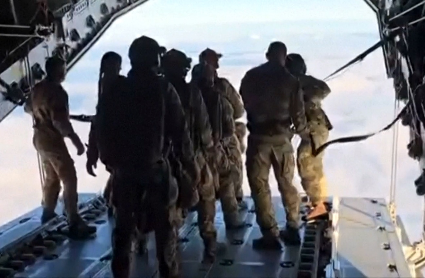 例のクルーズ船を途中下船したやつがイギリスの離島でハンタウイルス疑い、、英陸軍は空挺団を投入