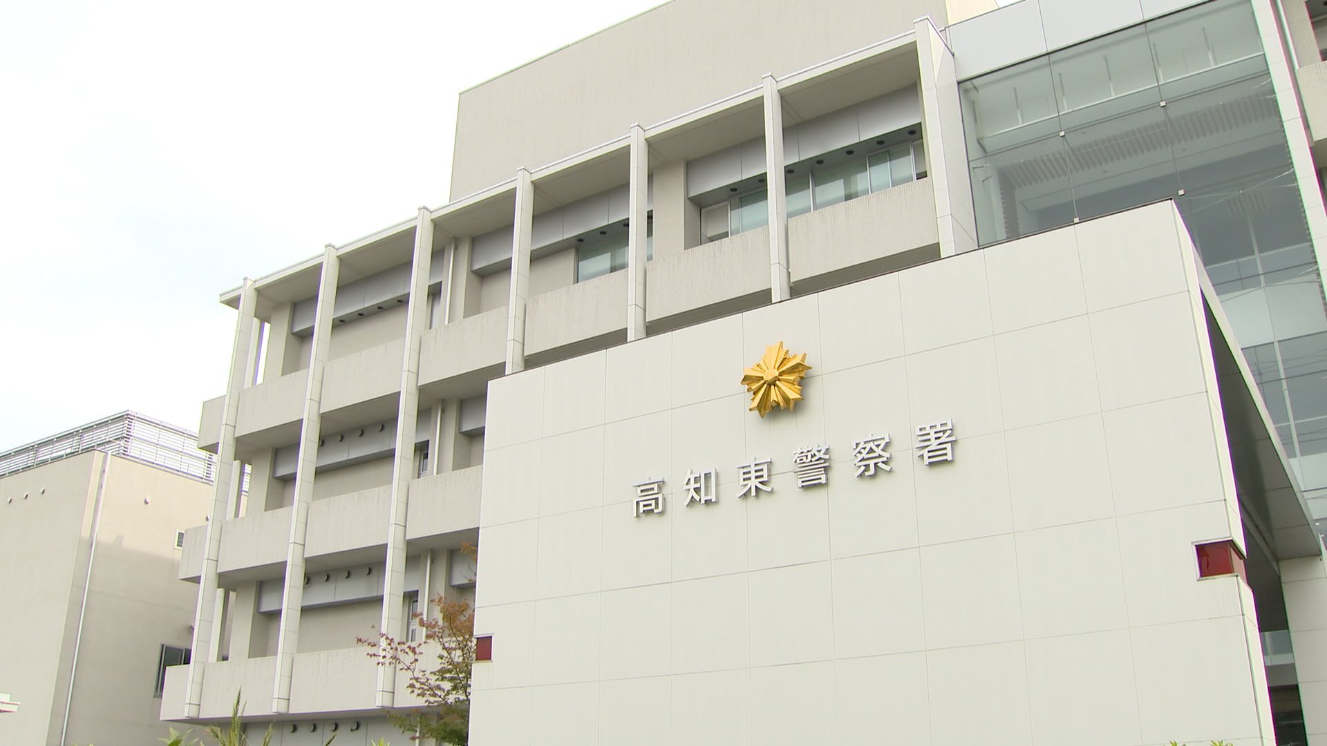 ベッドで就寝中の50代夫に馬乗りになり、刃物で胸を突き刺した殺人未遂の疑いで妻（42）逮捕