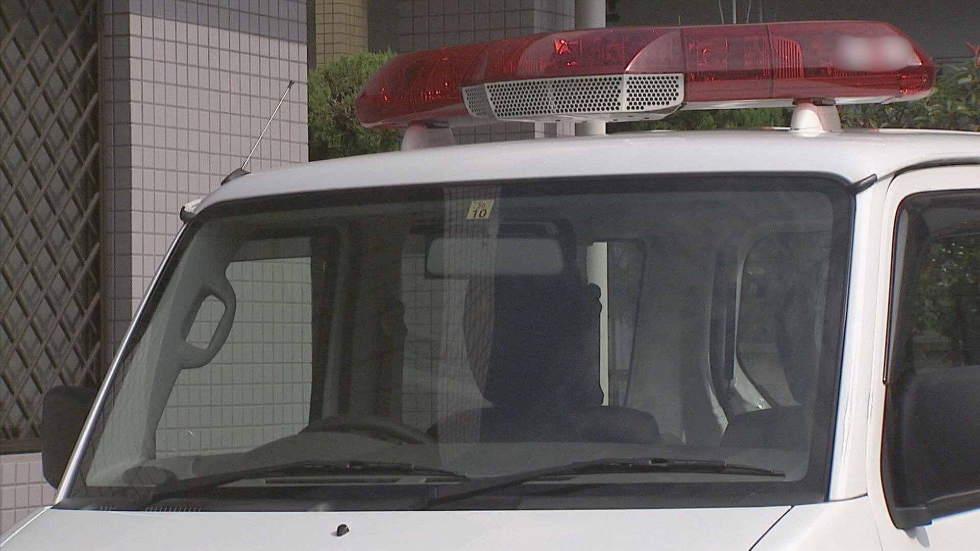 女子中学生が市民プールの更衣室で女装した男に声かけ→服を脱ぎ捨てながら逃走　26歳無職の男逮捕